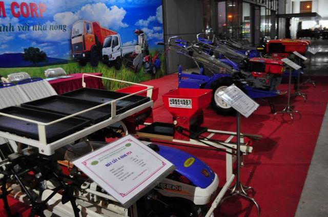 
Khu vực trưng bày các thiết bị máy móc phục vụ nông nghiệp không được người dân quan tâm.
