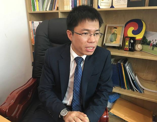 
Ông Phan Văn Hưng trao đổi với báo chí về việc nhảy lên bàn, chửi bới học viên.
