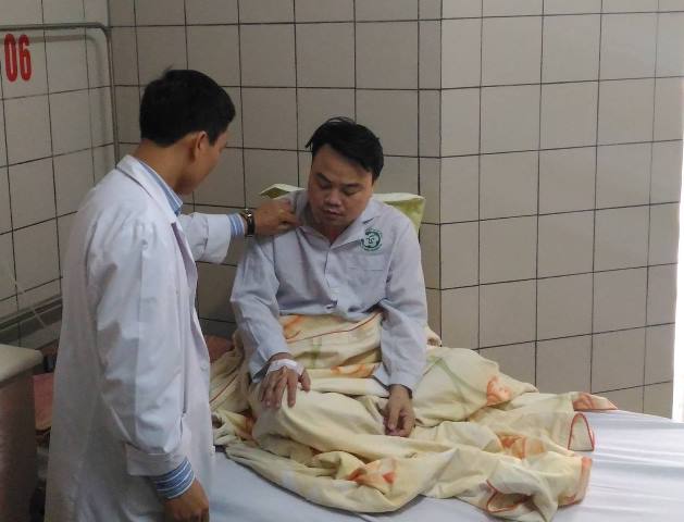 
Thiếu tá Nguyễn Hoài Sơn đang được tích cực điều trị tại bệnh viện Bạch Mai. Ảnh: N.T
