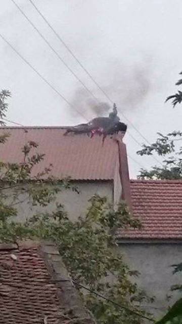 
Nạn nhân bị đường điện cao thế 35kV treo sát mái nhà hút ngược lên dây. Ảnh: Nguyễn Văn Nam
