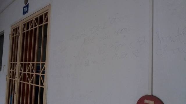 
Chị N viết rất nhiều dòng chữ khó hiểu lên bức tường trước cửa phòng mình.
