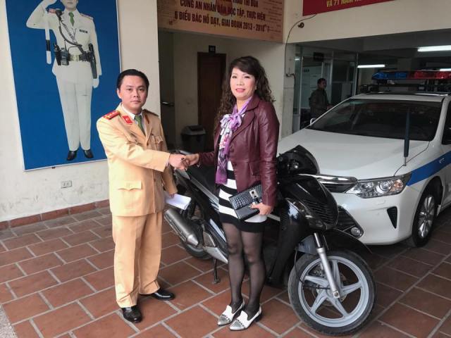 
Đại úy Nguyễn Tuấn Cường - Đội phó Đội CSGT số 2 trao trả lại chiếc xe cho chủ nhân bị mất. Ảnh: C.T
