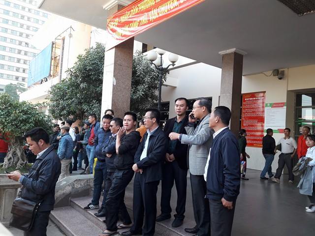 
Ông Nguyễn Hoàng Trung, Tổng Giám đốc Tổng công ty vận tải Hà Nội đã có mặt tại bến xe Mỹ Đình để chỉ đạo giải tỏa khách.
