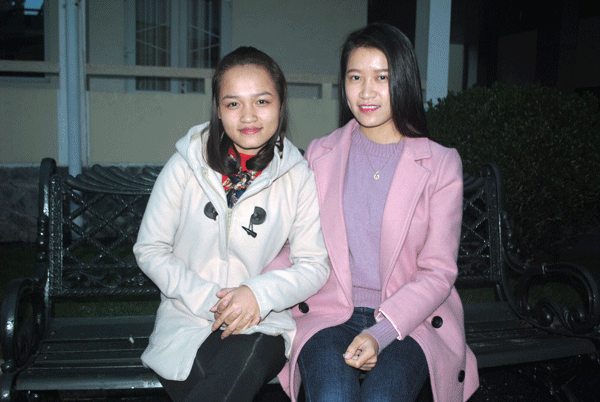 Huyền (bìa trái) tại trường ĐH Vinh. Ảnh: Duy Ngợi