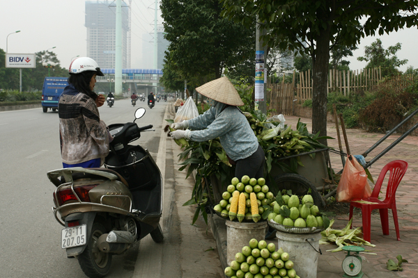 
Những điểm bán ven đường này khá hút khách vào giờ tan tầm.
