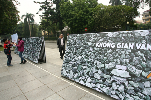 
Bức tường thể hiện nét đặc trưng của vùng cao nguyên đá Hà Giang nhưng quá sơ sài.
