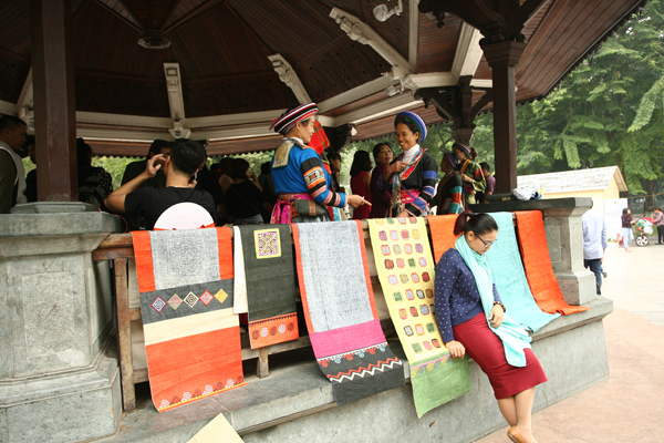 
Các sản phẩm dệt thủ công được bày tại khu nhà Bát giác.
