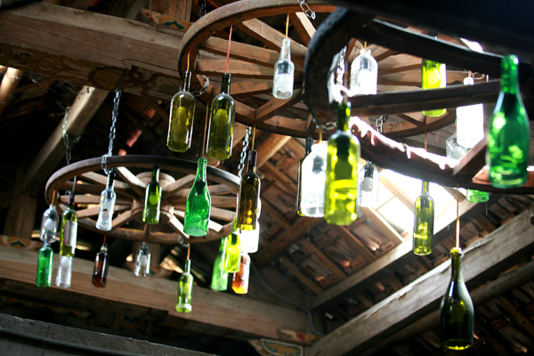 
Dùng các loại chai nhiều màu sắc để tạo nên một hệ thống đèn trần đẹp mắt.
