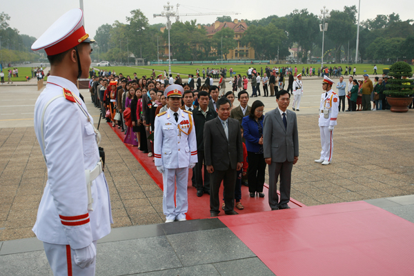
Phó Tổng cục trưởng Lê Cảnh Nhạc dẫn đầu đoàn đại biểu ngành Dân số vào Lăng viếng Chủ tịch Hồ Chí Minh.
