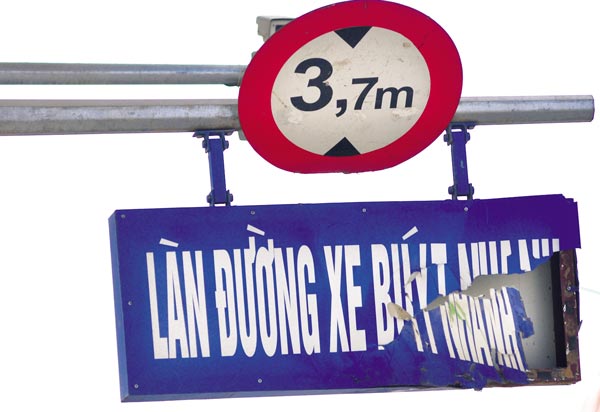 
Một tấm biển báo của tuyến xe buýt nhanh trên đường Quang Trung (Hà Đông) đã bị hư hỏng.

