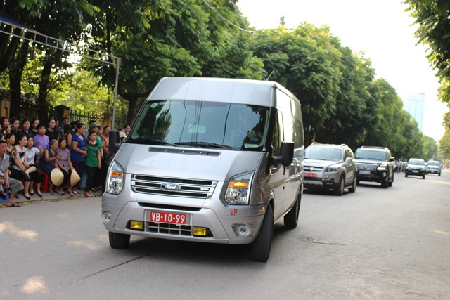 
Đoàn xe đưa hài cốt liệt sỹ Nguyễn Văn Tùng về số nhà 08, đường Trần Oanh, phường Trường Thi, TP Thanh Hoá.

