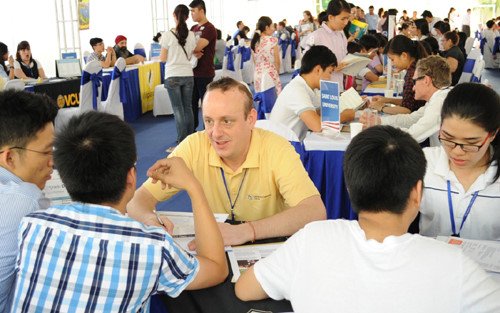 
Một buổi tư vấn du học do Tổng l&atilde;nh sự Mỹ tại TP.HCM tổ chức
