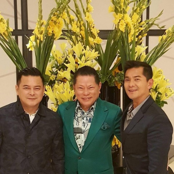 
Tommy Hoàng cùng bố và anh trai.
