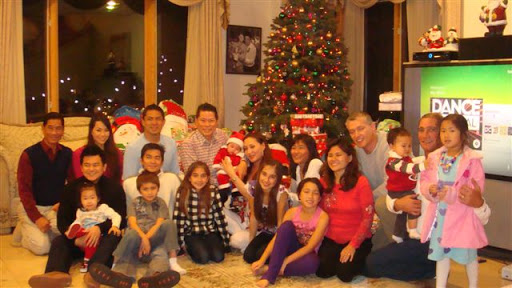 
Ảnh chụp đại gia đình của ông Hoàng Kiều trong dịp Giáng sinh tại Mỹ.
