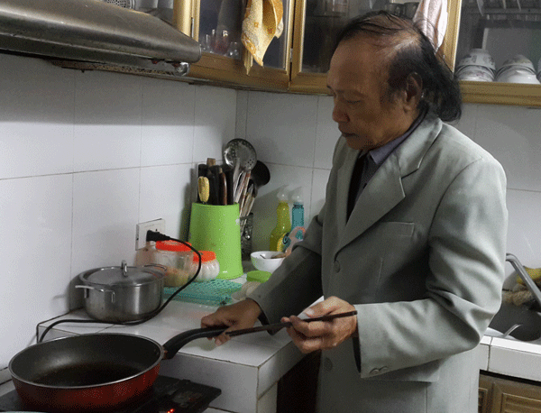 
Nhạc sĩ Đo&agrave;n Bổng lu&ocirc;n d&agrave;nh thời gian chăm s&oacute;c người vợ bị bệnh qua từng bữa cơm. Ảnh: Phương Thuận
