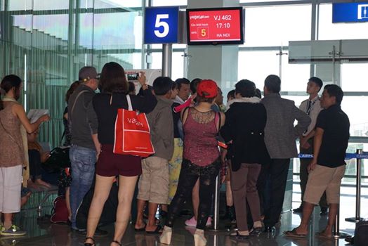 
Hành khách bức xúc tới quầy nhân viên của Vietjet Air khiếu nại về việc bị delay quá lâu ngày 27/10 vừa qua. Ảnh: N.Mai

