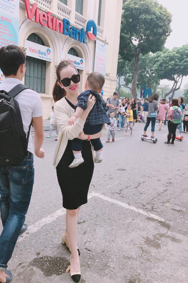 
Hôm qua, mẹ Khánh Ly cho bé Khoai Tây đi chơi ở phố đi bộ Hà Nội.
