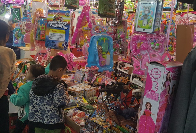
Những gian hàng đồ chơi trẻ em được nhập từ biên giới về.
