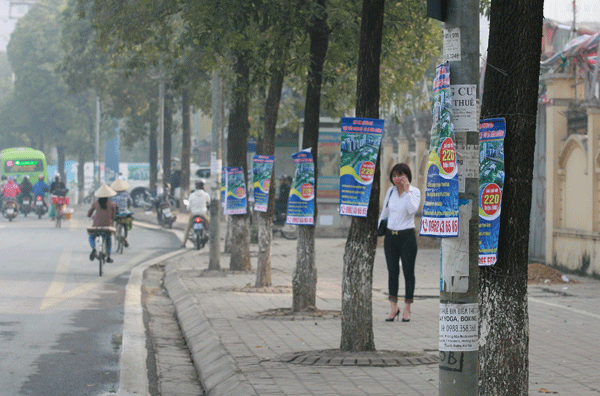 
Loạt băng rôn quảng cáo trên đường Lê Văn Lương.
