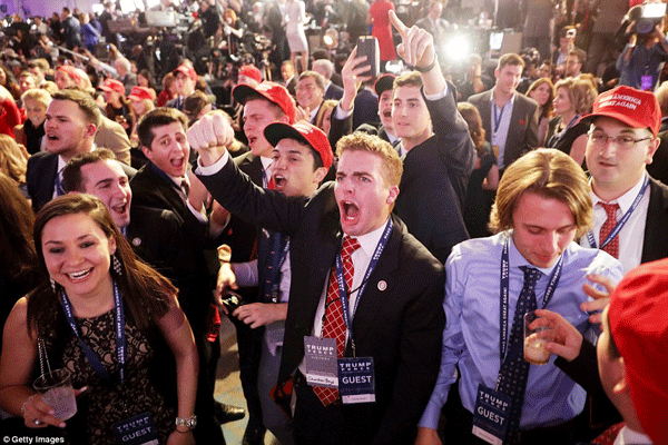 
Khoảnh khắc, những người theo ông Trump được tỏa sáng và hạnh phúc khi số phiếu của mình đã giúp cho ứng cử viên Đảng Cộng hòa đến gần hơn với chiến thắng.
