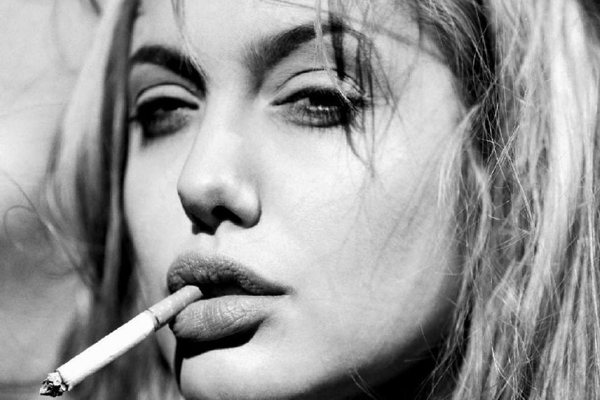 
Quá khứ, Angelina còn dính cả vào ma túy, vậy nên việc cô hút thuốc lá đã không còn lạ với người hâm mộ.
