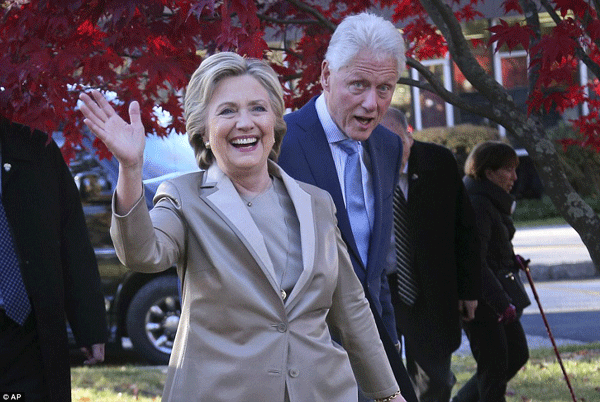 
Bất chấp những tin đồn về sức khỏe, bà Hillary Clinton vẫn vững tin đối mặt với truyền thông và cử tri tại Chappaqua, New York.
