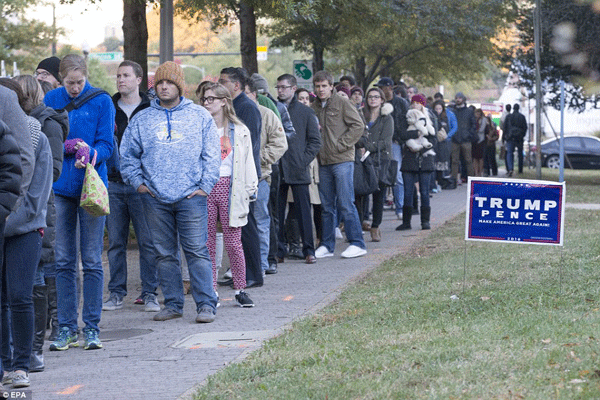 
Tại bang Virginia, hàng đoàn người nối dài đến bỏ phiếu.
