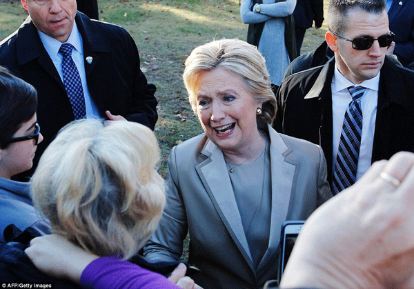 
Sau những cuộc rượt đuổi, bà Clinton đã đến bắt tay cảm ơn các cử tri.
