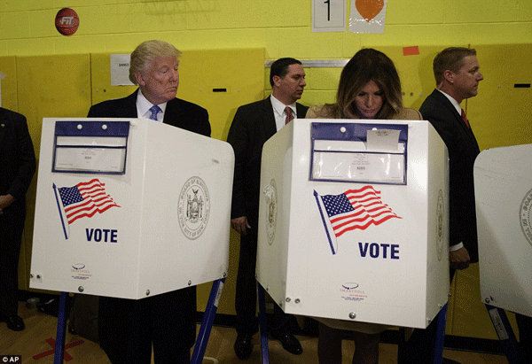 
Ứng cử viên Đảng Cộng Hòa chăm chú quan sát vợ tại một điểm bầu cử.
