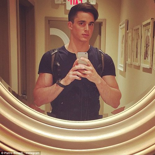 Vẻ điển trai của Pietro Boselli dù chỉ là trong một bức selfie trước gương