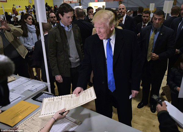 
Ngài Trump cũng đến từng địa điểm để kiểm tra sát sao số phiếu dành cho mình.

 
