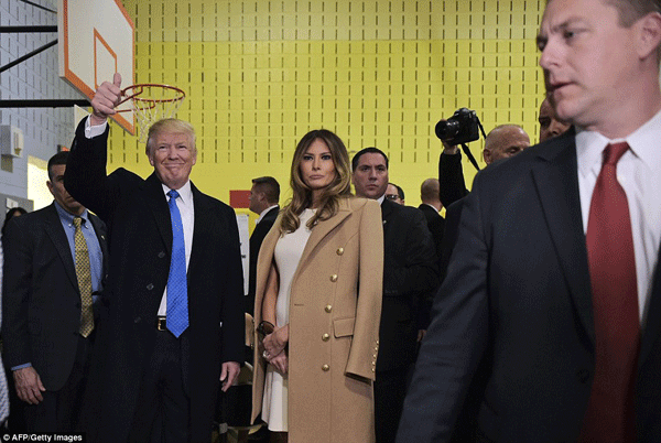 
Ông Donald Trump và vợ, bà Melania cũng tại New York.
