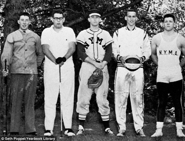 
Thời trẻ, ngài Trump cũng là một cậu học sinh năng nổ với những hoạt động thể thao của trường. Trong ảnh ông Trump đứng giữa các bạn học của mình.
