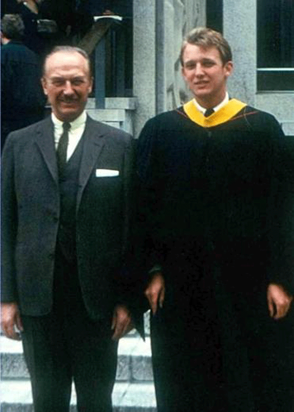 
Donald Trump bên cạnh tra Fred Trump trong lễ tốt nghiệp năm 1968.
