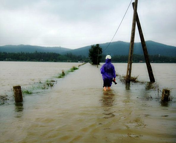 
Đoạn đường liên thôn ở xã Bắc Trạch (huyện Bố Trạch, Quảng Bình) bị ngập sau hai ngày mưa liên tiếp. Ảnh: M.K

