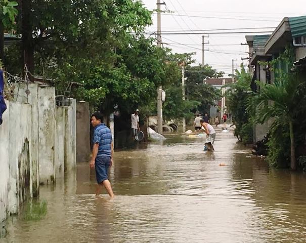 Người dân đang gồng mình chống chọi với lũ