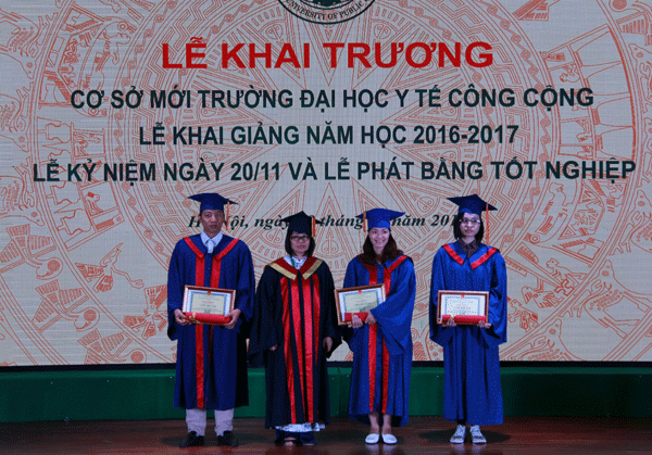 
Trường ĐHYTCC phát bằng tốt nghiệp cho sinh viên các hệ Đại học và sau đại học tại buổi lễ.
