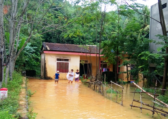 Mới trải qua đợt lũ lớn vừa qua, hiện người dân Quảng Bình đang chống chọi tiếp đợt lũ mới...