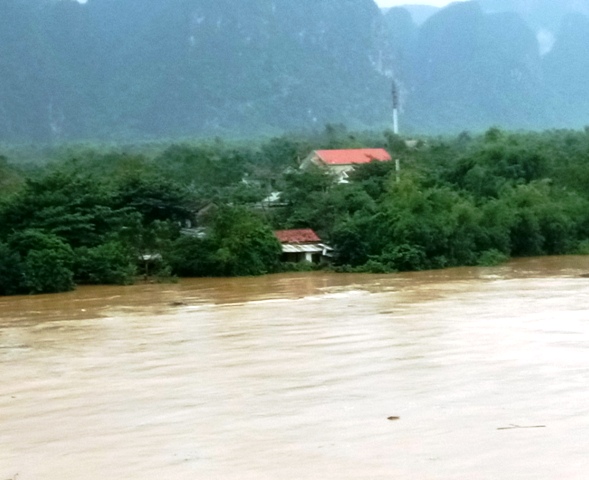 Lũ nhấn chìm nhiều ngôi nhà ở Quảng Bình. Ảnh: M.K