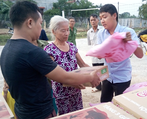 Trao quà cứu trợ sau lũ cho người dân Quảng Bình. Ảnh: M.K