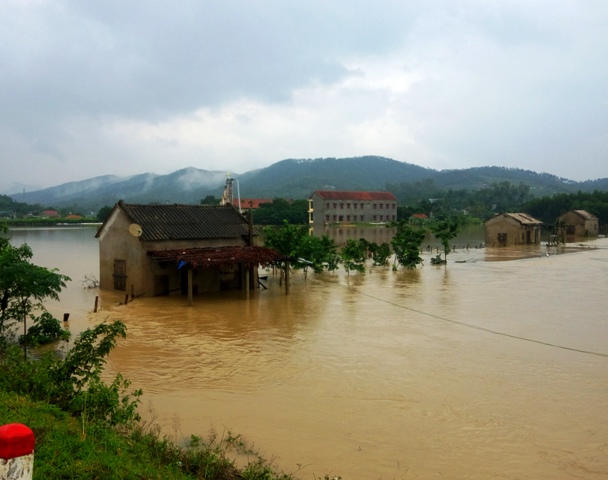 Nhiều ngôi nhà bị ngập trong nước