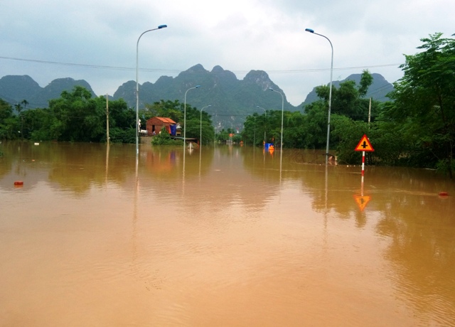 Đường vào xã bị ngập sâu, toàn xã Văn Hóa bị cô lập hoàn toàn