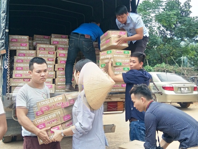 Nguồn hàng cứu trợ đã kịp thời đến tận tay đồng bào người Ma - Coong trong thời điểm khó khăn này