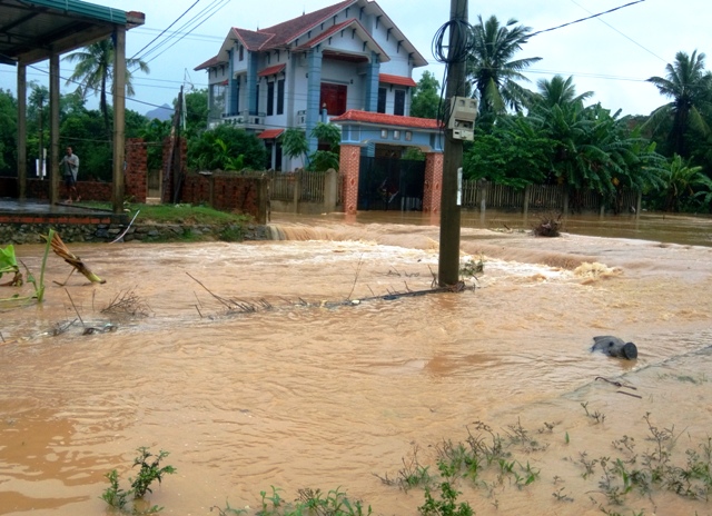 Đường vào khu dân cư ở xã Cảnh Hóa (huyện Quảng Trạch) bị ngập sâu trong nước. Ảnh: M.K