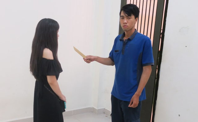 Thắng đang thực nghiệm lại hành vi của mình. Ảnh: C.A