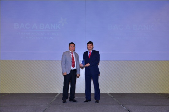 
Ông Nguyễn Việt Hanh, Phó Tổng giám đốc Ngân hàng Bắc Á nhận giải thưởng sản phẩm sáng tạo tiêu biểu. Ảnh: B.A
