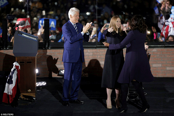 
Ở vòng ngoài, gia đình bà Hillary Clinton đón chào sự xuất hiện của phu nhân Tổng thống đương nhiệm Michelle Obama.
