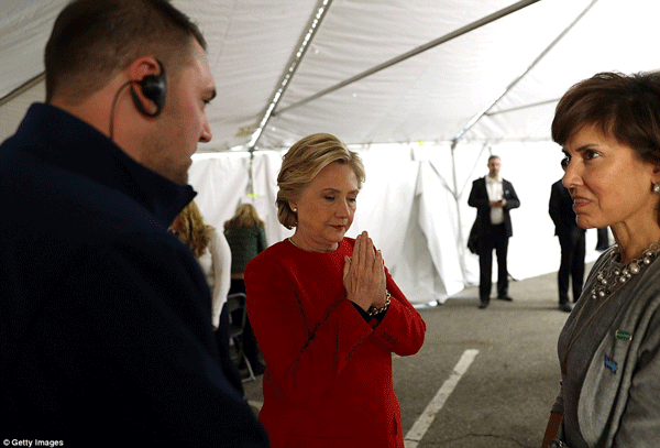 
Trước đó, trong hậu trường, bà Hillary Clinton đã cầu nguyện may mắn đến với mình.
