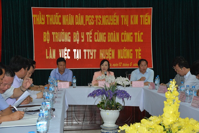 
Bộ trưởng làm việc với Trung tâm Y tế huyện Mường Tè.
