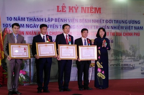 
Phó Chủ tịch nước Đặng Thị Ngọc Thịnh trao Huân chương Lao động hạng Nhất và khen thưởng cho các tập thể, cá nhân có thành tích xuất sắc của Bệnh viện Bệnh Nhiệt đới Trung ương.
